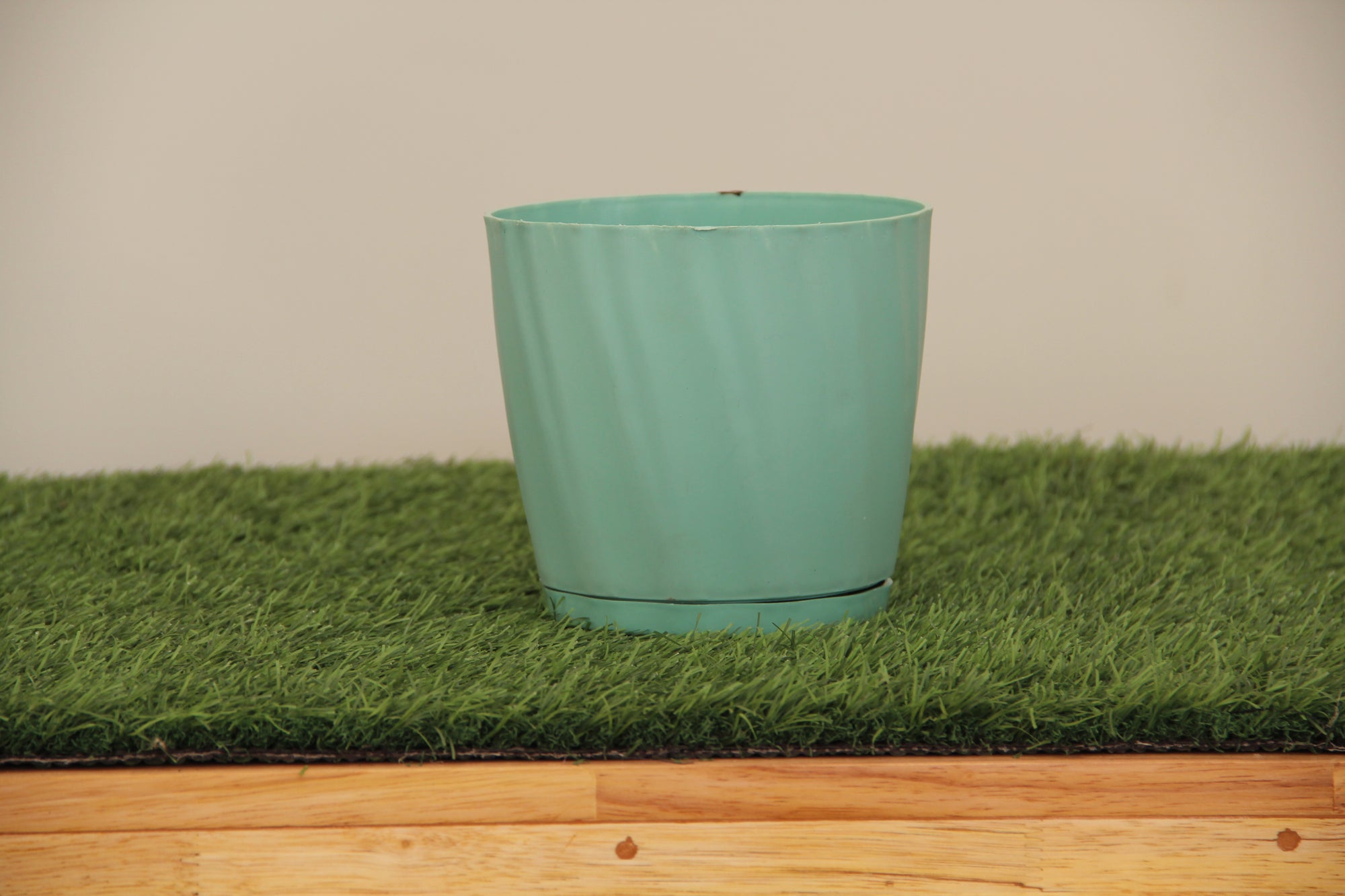 Plastic Round Pot Aqua (5.9x6.3 Inches)